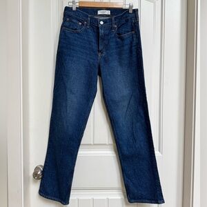 NWT Abercrombie & Fitch The 90’s Straight Mid Rise Short Medium Wash Denim. 28S